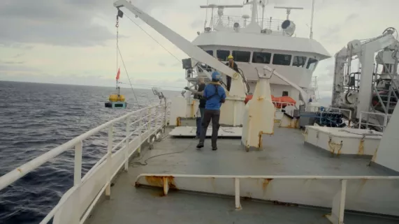 NOTRE MONDE Inédit - à bord du patrouilleur Osiris II, propriété des Affaires Maritimes, en mission dans les eaux de l'océan indien : surveillance des zones de pêche, appui aux équipes scientifiques, formation en immersion pour deux jeunes qui se destinent aux métiers de la mer. Un voyage au rythme d'une "marée" de 45 jours