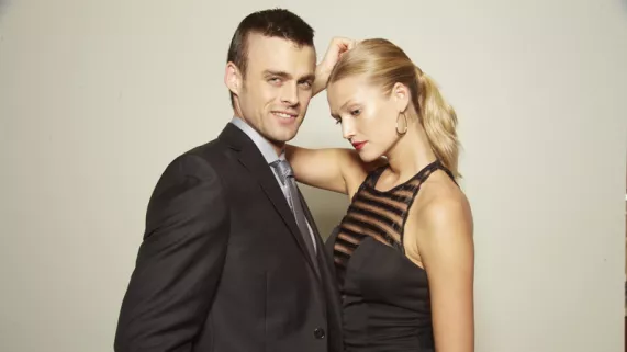 Oscar Pistorius : de la gloire au meurtre Dans la nuit du 14 février 2013, le champion olympique handisport Oscar Pistorius abat sa compagne Reeva Steenkamp de quatre coups de feu.