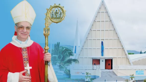 La messe solennelle sera diffusée en différée sur Réunion la 1ère à 13.10 Elle est  présidée par Mgr Gilbert Aubry et  concélébrée par les Pères Augustin Tsikivy et Brice Bouetoumoussa, curés de la paroisse et par le diacre Sébastien Merion. C’est une messe chantée avec la participation de la chorale « de la Trinité  », dirigée par le responsable, William Cadet et commentée par le père Jean Denis Ferrère.