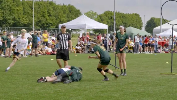 Des équipes se confrontent en quadball, un sport inclusif 