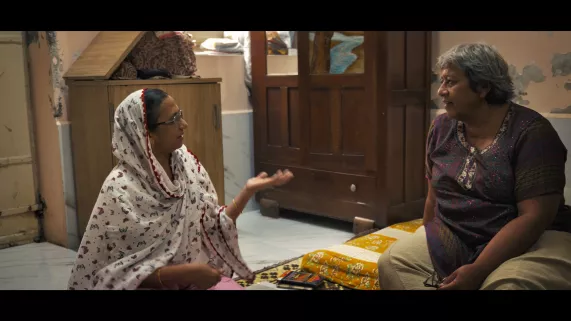 Ce film documentaire invite à partager ce voyage intérieur et géographique. Il propose de retracer l’odyssée des Indiens gujaratis, de l’Inde à Madagascar, jusqu’à La Réunion, en questionnant ce que signifie “être réunionnais” à travers cette histoire de migrations et de métissages.