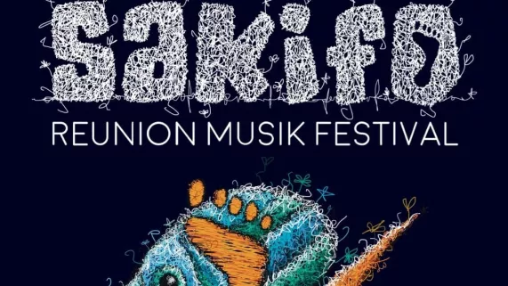 SAKIFO, LA MUSIQUE AU BOUT DU MONDE 2004, île de la Réunion. Sur la côte Ouest, un festival voit le jour... Sa programmation rassemble pour la première fois, artistes locaux, nationaux et internationaux sur une même scène. C’est l’histoire d’un pari fou. Celui de l’ambition de créer un festival, comme ceux que l’on trouve en Europe, mais au fin fond de l’océan indien, à onze heures de vol de Paris, sur une île qui, à l’époque, compte 650 000 habitants.  20 ans plus tard, voici l’histoire du Sakifo Musik festival.