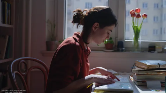 Cléo Bullier  lit son journal intime dans le documentaire Les tempêtes, vivre avec le trouble dysphorique prémenstruel,