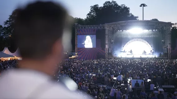 Lovely Brive Festival-  Stéphane Canarias admire sa scène