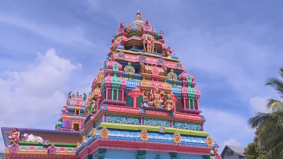 La Cérémonie religieuse du jour de l’an Tamoul est à suivre sur Réunion la 1ère depuis le temple de Saint-Paul  Pouttandou Vajtoukkel 5124 : « Bonne année 5124 » à la communauté indienne tamoule sur Réunion la 1ère !  Le temple de l’association Siva Vishnou Karly de Saint-Paul a été érigé il y a 135 ans. Il se compose de deux sanctuaires principaux qui abritent respectivement la demeure de SHRI MOUROUGA et l’autre celle de SHRI MARIAMMAN.  Dans ce lieu de culte hindou, on organise chaque année deux importantes tavam ou pénitences à savoir le Kâvadi en l’honneur de SHRI MOUROUGA et une timidi ou marche sur le feu en l