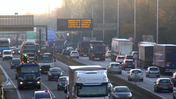 (c) Les productions Cercle Bleu VOITURES