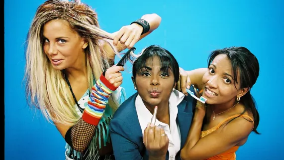 ZE TANTINES 1 : «FANM, FANM, FANM !!! 3 fois FANM » Le spectacle ZE TANTINES, spectacle 100% féminin est prétexte à découvrit l’univers des trois colocataires avec son lot de confidences, de crises de jalousie, d’humour et de fous rires dont le sujet principal reste : les hommes…