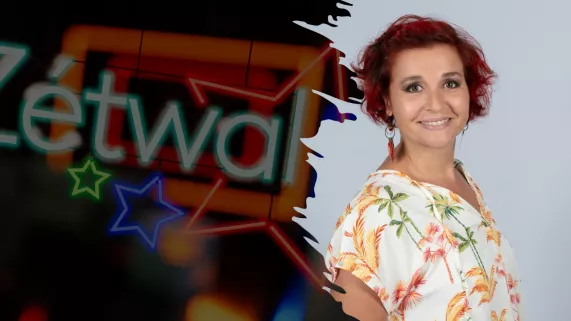 Chaque semaine, Lilou i sava rouv’ la scène pou bann’ talents d’ici et d’ailleurs dann’ Zetwal, la nouvelle émission musicale de Réunion la 1ere. Aterla, n’aura point d’artifices, n’aura point de playback : juste la musique telle qu’elle est, vivante, vibrante avec toute l’authenticité des artistes. Tout’ domoun i sa artrouv autour d’un son, d’un sourire, d’une vibration partagée.
