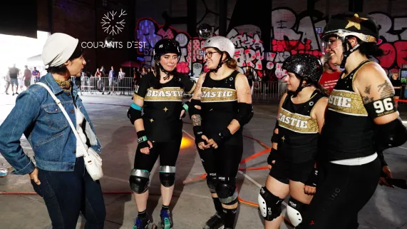 Carine Aigon à Reims avec l'équipe de roller Beasties girls - Courants d'Est