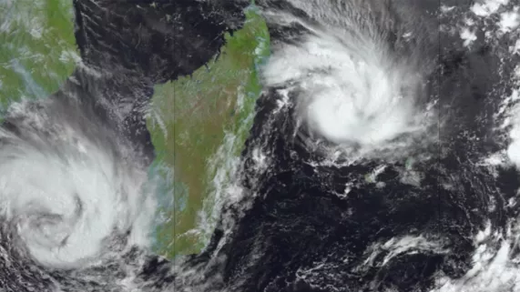CYCLONE GARANCE : ALERTE ROUGE Dispositif à 360° de Réunion la 1ère Sur ses 4 médias : Télé, radio, web et facebook live Réunion la 1ère reste mobilisée Dann Kèr la Rényon