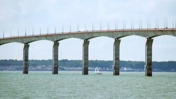 Le monde en face : L'envers du béton  + débat Peut-on encore faire confiance au béton ? Une interrogation qui a tragiquement émergé le 14 août 2018 quand le pont Morandi à Gênes s'est effondré faisant 43 morts. C'est le point de départ de cette enquête qui révèle qu'en France aussi, jamais cette question n'a été aussi cruciale.