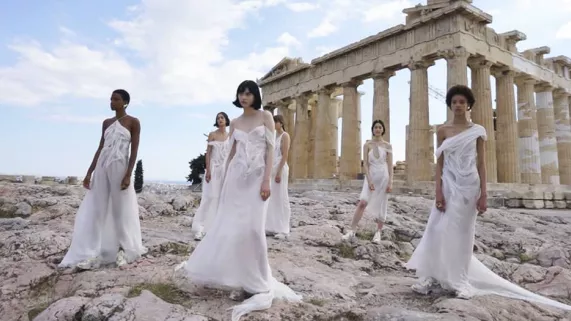 Une femme à la tête de Dior Une femme à la tête de Dior : Qui est Maria Grazia Chiuri ? La directrice artistique Maria Grazia Chiuri décoiffe la très chic et traditionnelle marque de haute couture