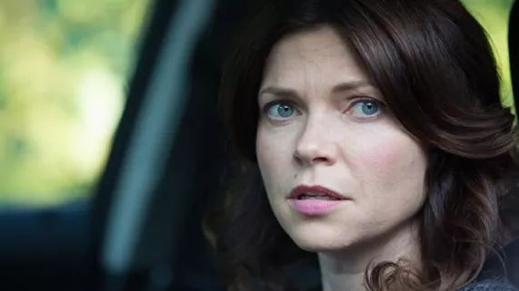 ARRACHEE A MON ENFANT Les recherches obstinées d'une femme pour retrouver sa fille, à qui elle a donné naissance alors qu'elle était dans le coma.