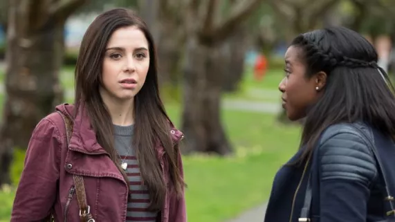 AU CŒUR DU SECRET - TELEFILM Une adolescente qui a bénéficié d'une greffe cardiaque cherche à en savoir plus sur son donneur, une jeune femme morte dans des circonstances troubles.