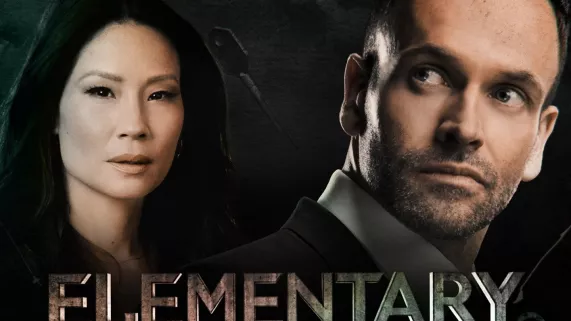 ELEMENTARY SAISON 6 Sherlock Holmes dissimule à Joan Watson et à Tommy Gregson, son syndrome post-commotionnel mais ces derniers ne tardent pas à le découvrir. En raison de son état de santé actuel et de la vérité au sujet de la disparition de Mycroft, Gregson envoie Holmes s'installer dans la 11ème circonscription. Au groupe de parole des Narcotiques Anonymes, il se fait un ami en la personne de Michael. Quand un tueur en série sème la panique au sein de la gente féminine de New York, les deux nouveaux compères vont tout fair