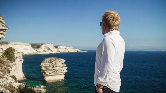 De ses anciens villages de pêcheur sur la Côte Bonifacienne à ses cités médiévales nichées aux pieds des chaînes montagneuses, la Corse du Sud, de village en village pourrait se résumer en un mot :  authenticité.