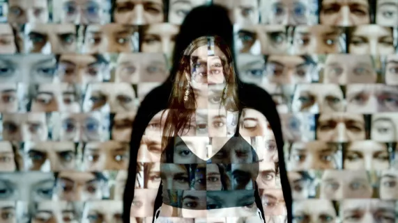 ENFANTS SOUS INFLUENCE, SUREXPOSÉS AU NOM DU LIKE © Babel Doc