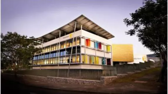 DIMANCHE POLITIQUE DIMANCHE POLITIQUE - Diffusée en direct vidéo de 14.00 à 14.45 simultanément sur le web et la page facebook de Réunion la 1ère - Rediffusée en radio et en télévision de 18.00 à 19.00