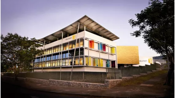 DIMANCHE POLITIQUE DIMANCHE POLITIQUE est une interview politique hebdomadaire incontournable de Réunion la 1ère, diffusée en direct vidéo de 14.00 à 14.45 simultanément sur le web et la page facebook de la chaine, puis rediffusée en radio et en télévision à 18.00.