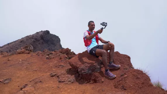 DANN SANTIE SAISON 2 Dann santié, Pour cette seconde saison, continuons à explorer notre île à travers les visites guidées de nos passionnés de la nature et de notre patrimoine, « Pitons, cirques et remparts ». Pour le plaisir des téléspectateurs de Réunion la 1ère, Eddy et son compère Guillaume n’ont pas hésité à parcourir près de 100 km et près de 4000m de dénivelé positif dann sentié : Grand Étang, le volcan, le phare de Sainte-Suzanne, Grand Bénare, Mafate Marla et le Piton des Neiges.