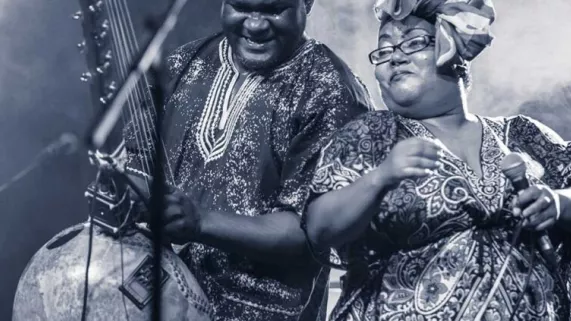 Votia au Sakifo 2021 - La puissance et l’authenticité du Maloya ! Chez Marie-Claude Lambert-Philéas, la musique est une histoire de famille ; les rythmes Maloya de feu son papa – Gramoun Lélé – coulent dans son cœur, dans ses veines.