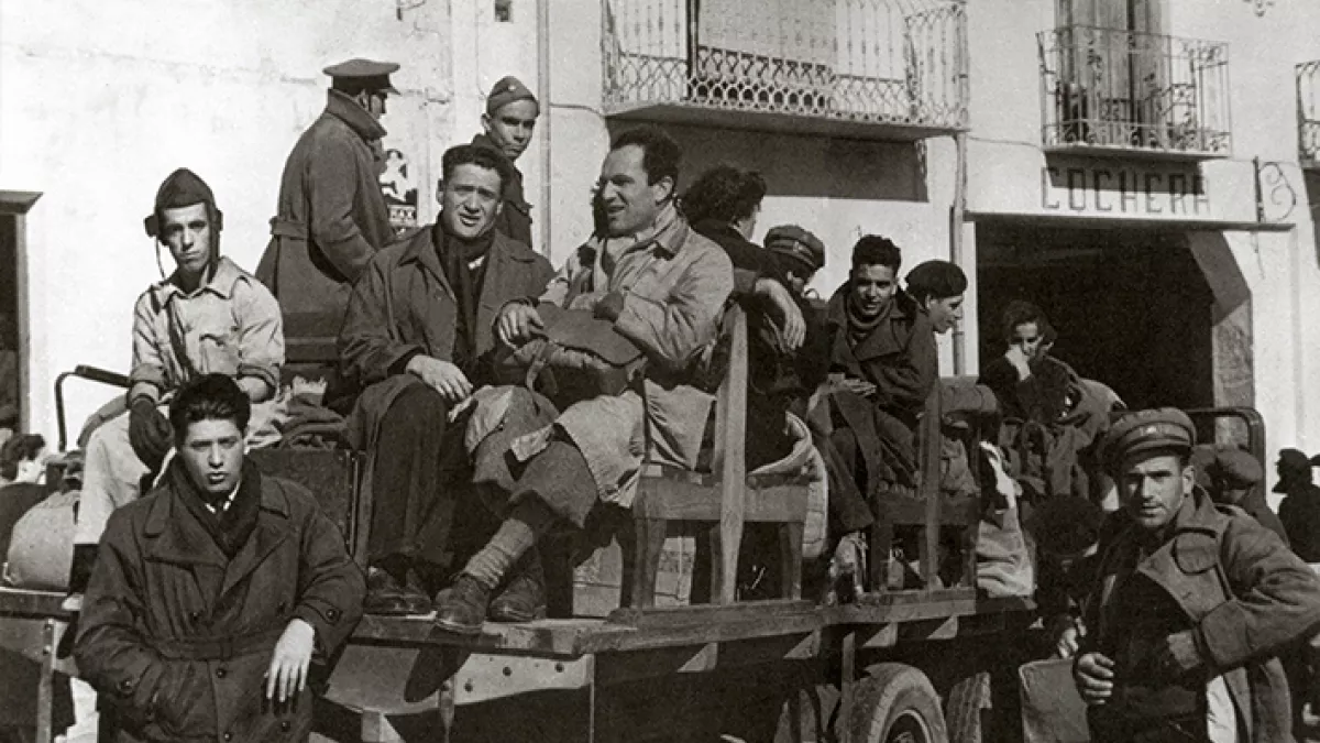 A Valence, Joseph Kessel et Jean Moral trouvent place à bord d'un vieux camion. Ils s'apprêtent à partir pour Madrid. © Brigitte Moral A Valence, Joseph Kessel et Jean Moral trouvent place à bord d'un vieux camion. Ils s'apprêtent à partir pour Madrid.