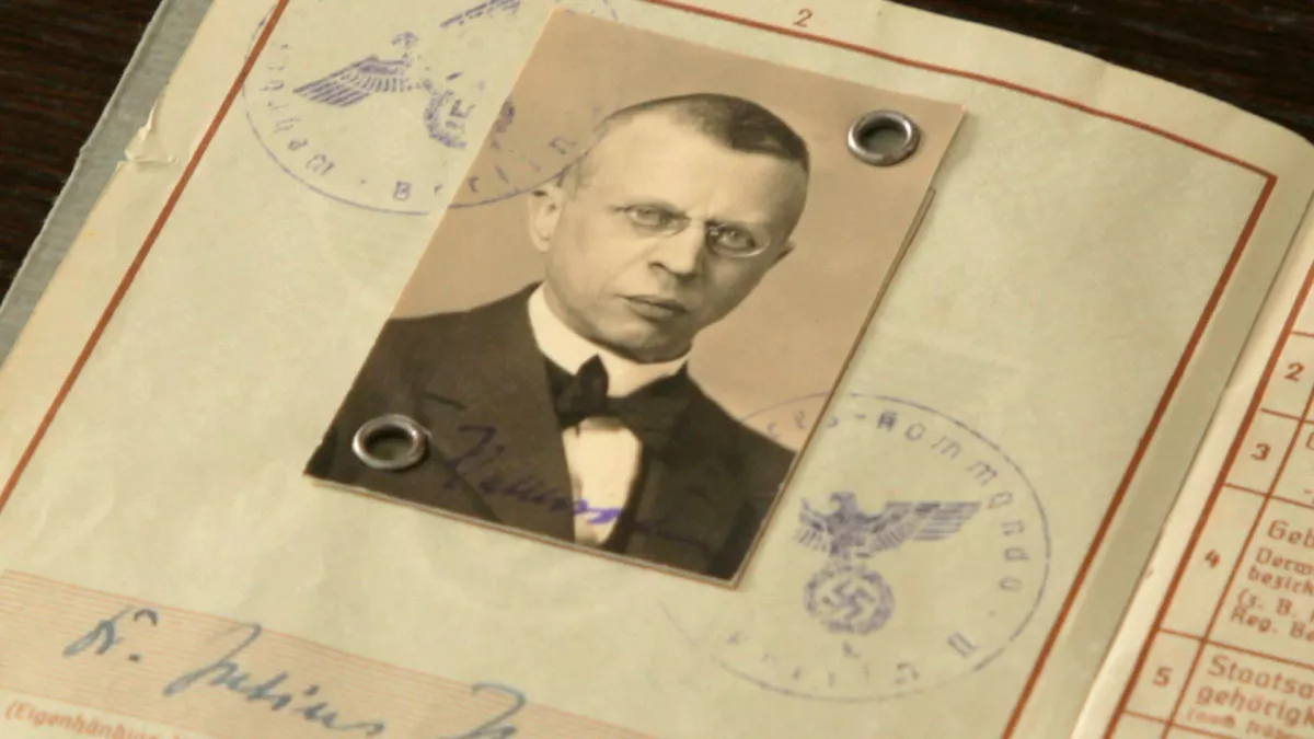 Julius hallervorden Photo collé dans un livre du docteur Julmius Hallervorden