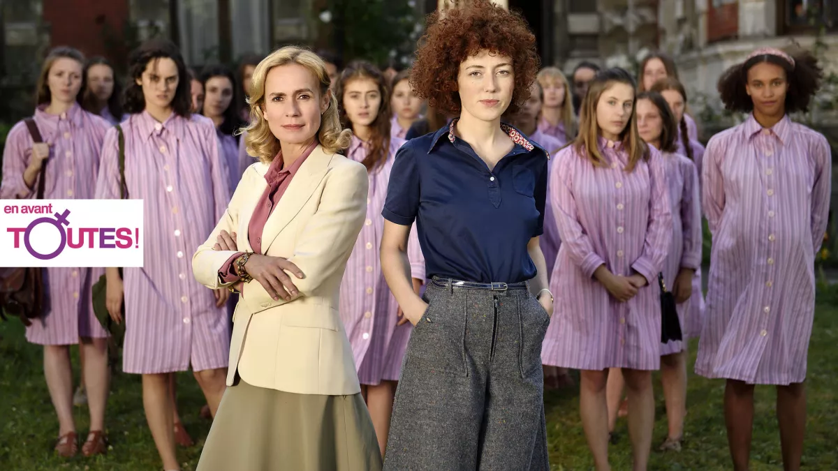 La directrice (Sandrine Bonnaire) règne d'une main de fer sur le foyer du Plessis Elles... les Filles du Plessis