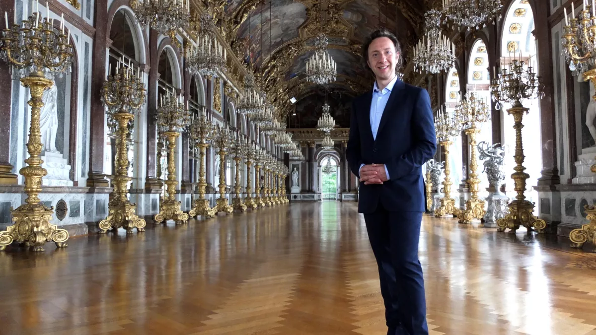 © Laurent MENEC / FTV Stéphane Bern dans la galerie des glaces du château de Herrenchiemsee