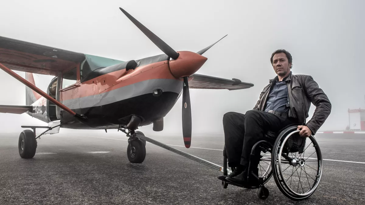 François Lefebvre - FTV Caïn S4 portrait de Bruno Debrandt (Caïn), à côté d'un avion à hélice