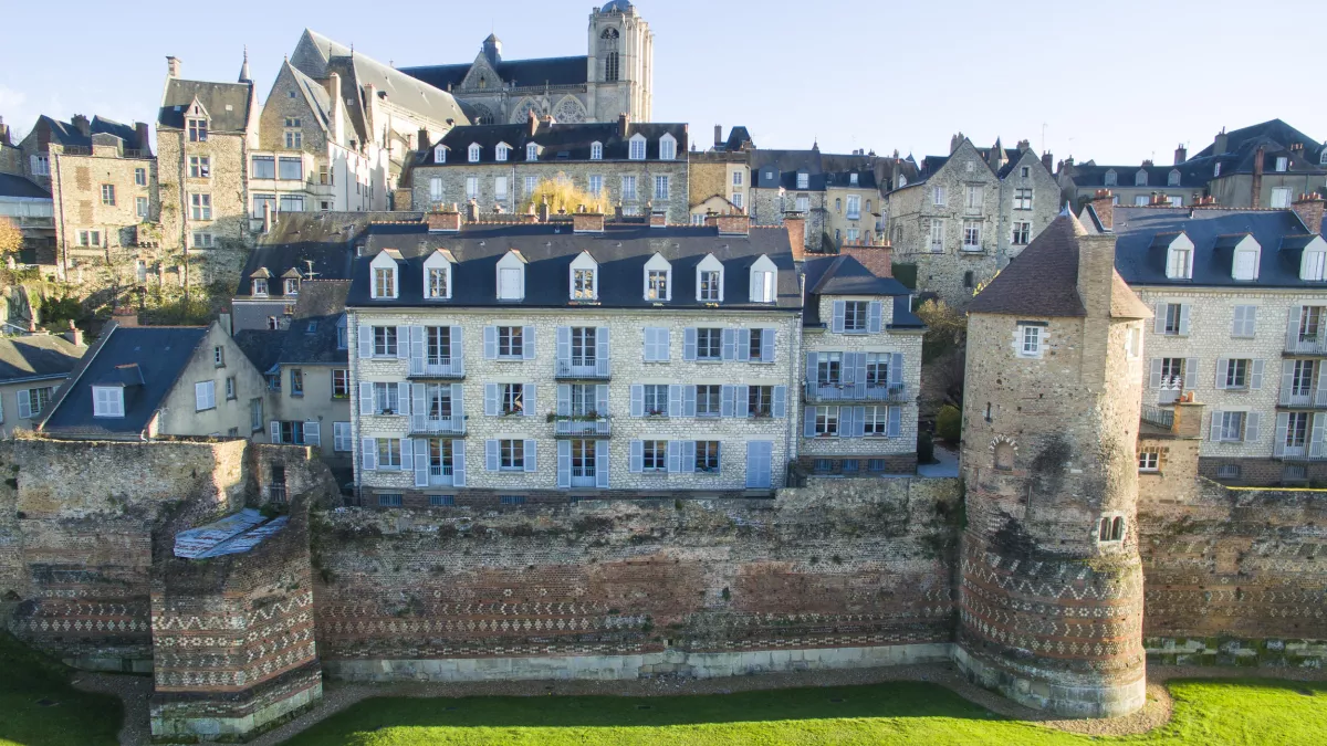 (c) OT du Mans Muraille gallo-romaine du IIIe siècle au pied de la vieille ville au Mans