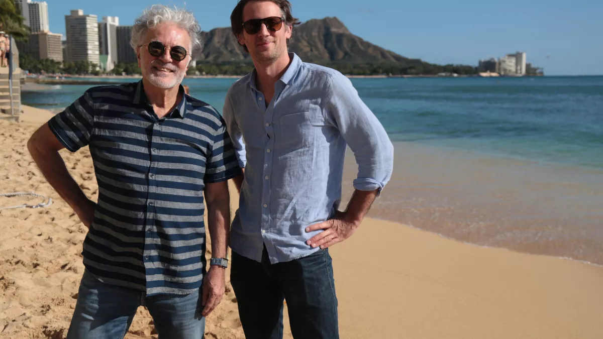 © Bo Travail ! Raphaël et George sur la mythique plage de Waikiki.