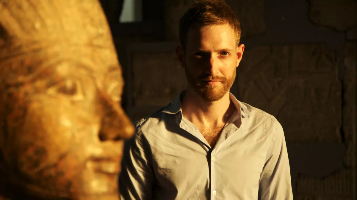 L'égyptologue Chris Naunton se lance sur la piste de la véritable histoire du jeune roi. © Handle Production / Blink Films TOUTANKHAMON L'ENQUÊTE