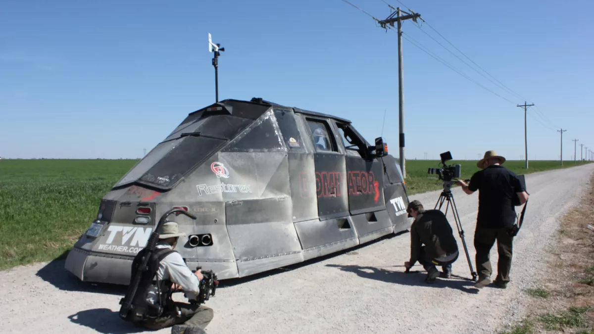 Equipés d'un véhicule blindé, des météorologues ambitionnent de mesurer la vitesse de rotation du tornade. © Terra Mater CLIMAT, LA PUISSANCE DES ELEMENTS