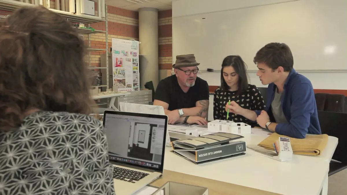 Stéphane Millet devant un des projets des étudiants de l’École supérieure d’architecture intérieure de Lyon. © HL Production LA MAISON FRANCE 5