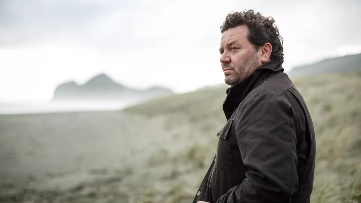 Brokenwood Neil Rea sur une plage
