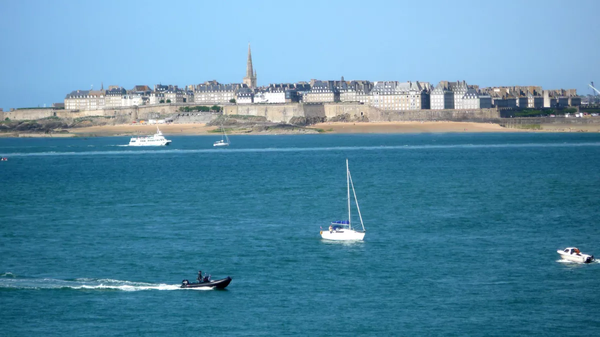 © Eclectic Productions Vue sur Saint-Malo depuis la mer dans Des racines & des ailes