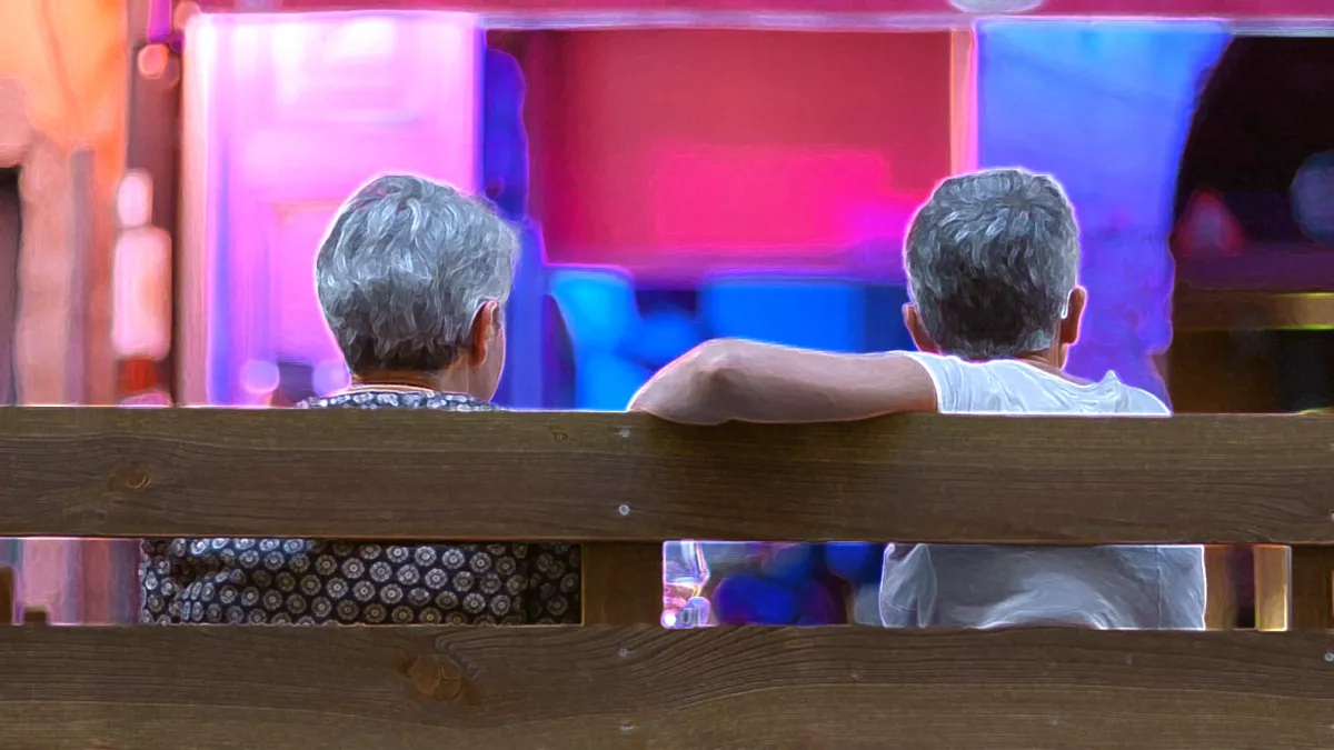 de l'autre côté Couple de femmes de dos