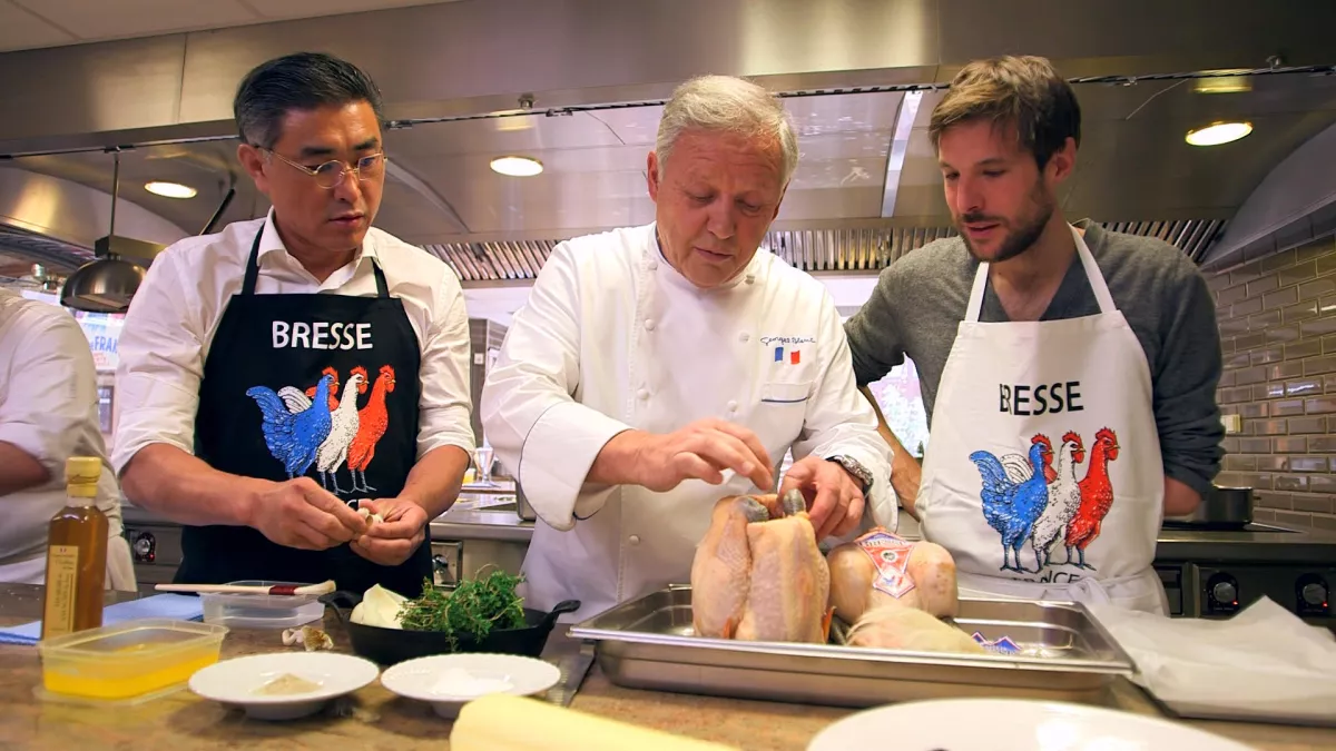 Chen, Georges Blanc et Grégory, autour d'une volaille de Bresse. © Terminal9 LA TOURNEE DES POPOTES