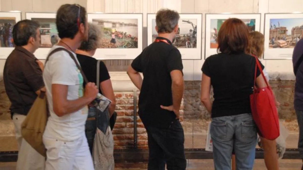 Regards Public qui regarde une expo photo