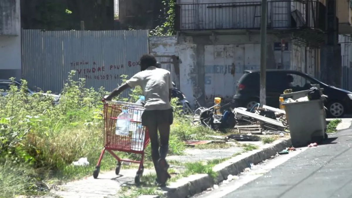 Un caillou et des hommes.Le Crack en Guadeloupe © VÉRONIQUE & FABIENNE KANOR - CINQUILLO PRODUCTION Des hommes zombis dans les rues de Guadeloupe