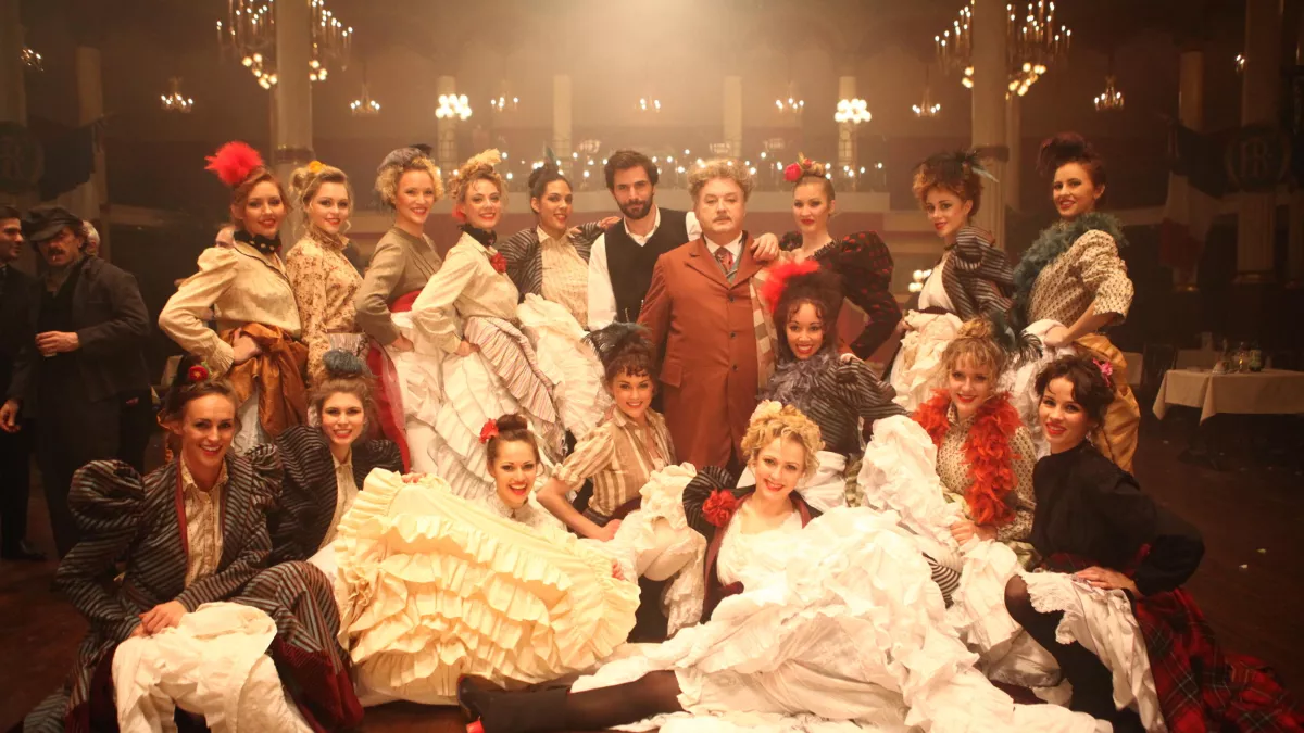 © Charlotte SCHOUBOE France2 Marathon Group MYSTERE AU MOULIN ROUGE