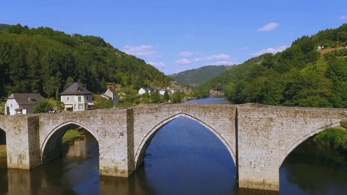 © 3ème œil productions DES RACINES & DES AILES - Pont d'Entraygues