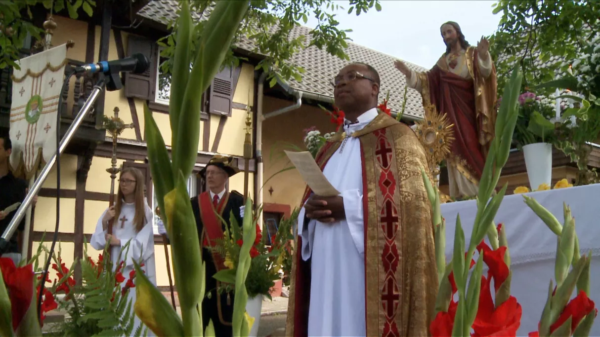 Qu'avons-nous fait au bon dieu pour mériter un curé noir ? 