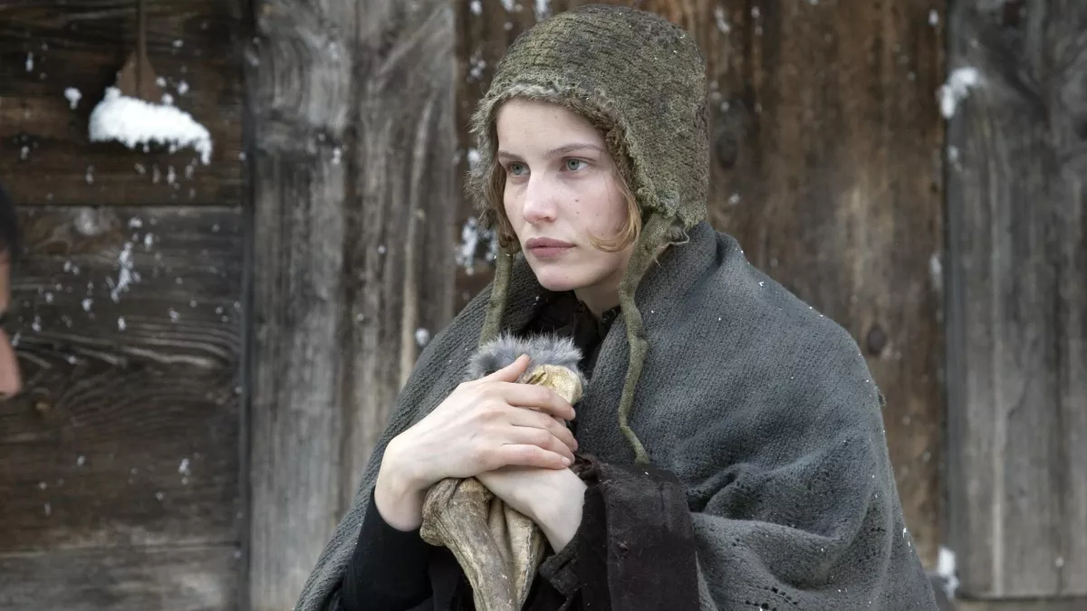 © Épithète Films LA JEUNE FILLE ET LES LOUPS
