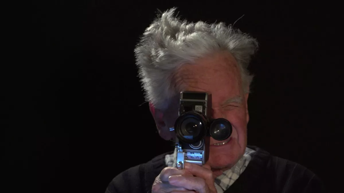 Loïc filme avec une caméra Paillard. Loïc filme avec une caméra Paillard