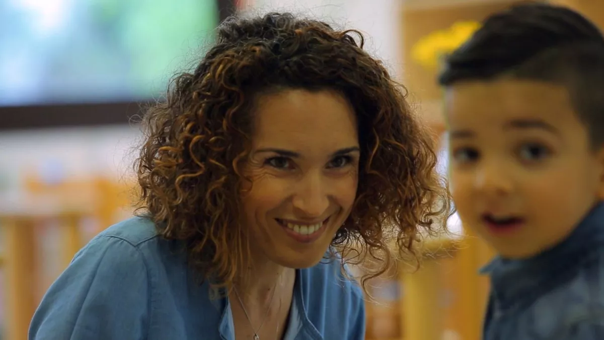 MS Lacarrau à l'école de la réussite marie-sophie Lacarrau et un enfant