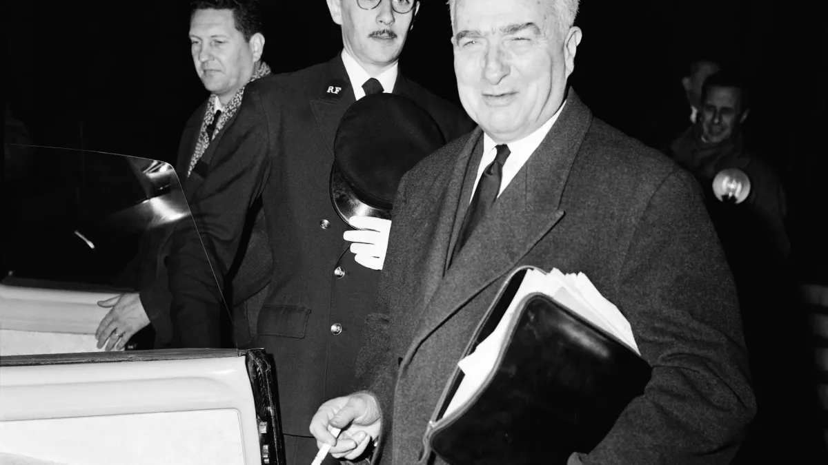 France, 21 février 1962. Louis Joxe, ministre des Affaires algériennes. L’homme en charge des négociations avec le gouvernement provisoire de la République algérienne du 11 au 19 février 1962, dans le village des Rousses. © Gamma-Keystone via Getty Images LE JOUR OU LE SUD A GAGNE SA LIBERTE