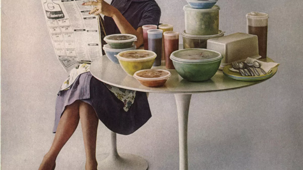 Femme assise à une table avec des Tupperware PVDE / copyright : Bridge man Images