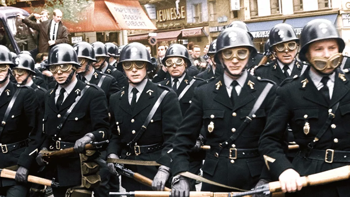 CRS lors des manifestations de mai 68. © Gaumont Pathé archives CRS manifestations de mai 68 © Gaumont Pathé archives